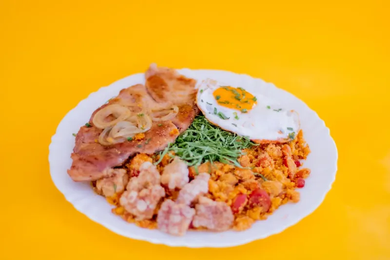 TROPEIRO PURO COM BIFE DE PERNIL ACEBOLADO